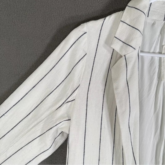 Abercrombie  & Fitch blue and white pin striped blazer in size xs - Picture 2 of 5